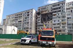 Рятувальники збирають речі та майно та викладають через вікно до спеціальної люльки, яку підіймає та опускає кран