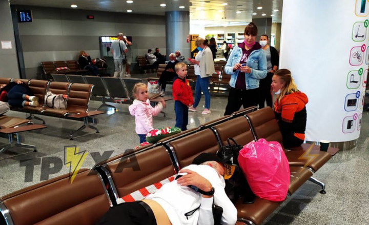 Без воды и еды: пассажиры самолета Анталия-Харьков 12 часов сидят в аэропорту Киева