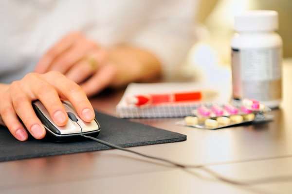 В Україні офіційно запрацювали онлайн-аптеки та доставка ліків
