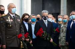 Подружжя Порошенків вшанували пам’ять захисників України, які загинули в боях за рідну землю
