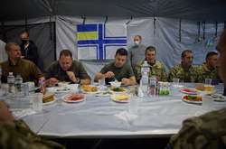 Як Зеленський з Єрмаком солдатську кашу їли. Фото, яке збурило мережу