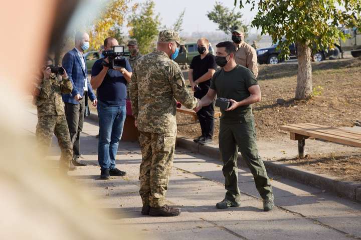 Зеленський на Донбасі вручив військовим нагороди