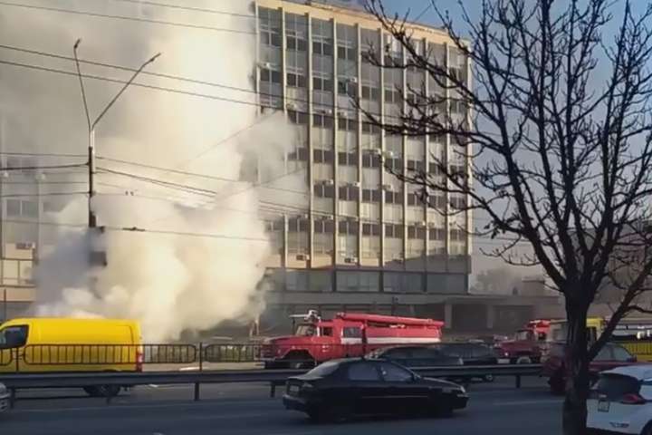 Посеред дороги на проспекті Перемоги згорів автомобіль (відео)