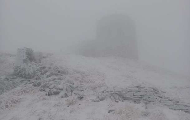 В Прикарпатье горы замело снегом и похолодало до нуля градусов