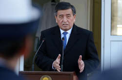 Сооронбай Жеенбеков пішов у відставку з посади президента Киргизстану 