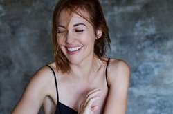  37-летняя актриса Мерьем Узерли появилась в стильном образе 
  