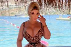 Любовник трансгендерной «Барби» страстно расцеловал ее грудь