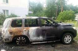 Не то авто: мужчина из мести врачу решил сжечь его машину