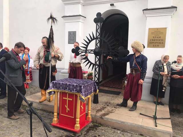 В Суботове на месте силы казаки установили сакральный крест