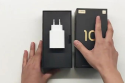 Згідно з роликом, в коробці з флагманом лежить зарядний адаптер