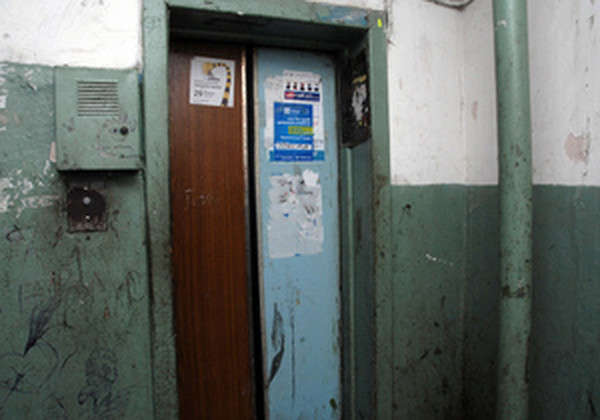В Киеве бригаду скорой помощи едва не убил старый лифт
