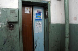 В Киеве бригаду скорой помощи едва не убил старый лифт