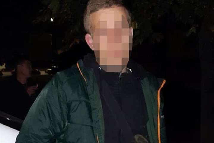 У Києві поліція затримали двох хлопців, які пошкодили агітаційні намети (фото)