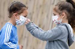  Нещодавно у США 13-річна дівчина заразила коронавірусом 11 своїх родичів під час сімейної подорожі 