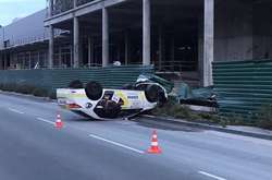 Після зіткнення з огорожею автомобіль перекинувся