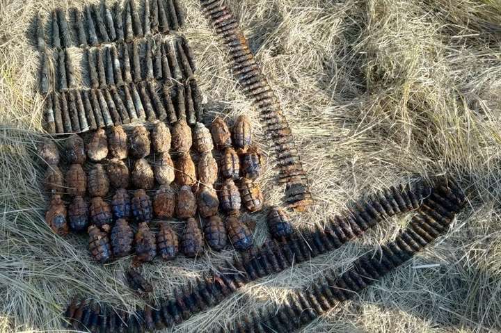 СБУ знайшла на Луганщині схрони з боєприпасами на дні змілілих водоймищ