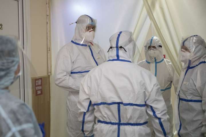 Всі ліжка заповнені: Кличко перевірив одну з коронавірусних лікарень (фото, відео)