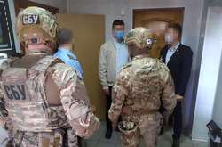 Протягом 2019-2020 років посадовець за винагороду сприяв фірмам-експортерам у незаконному вивезенні зернової продукції