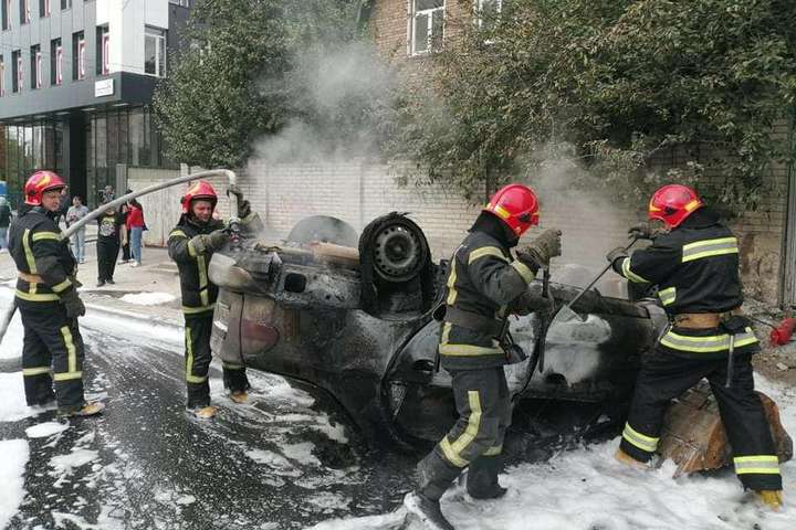 ДТП у Києві: автомобіль після зіткнення перекинувся й загорівся (фото, відео)
