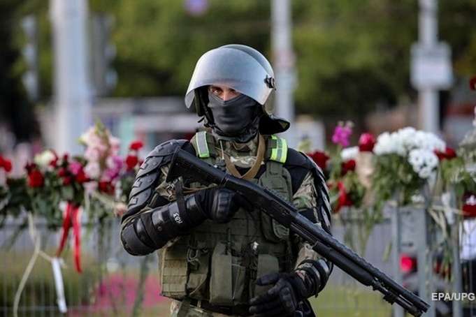 МВС Білорусі обіцяє «гуманно» застосувати зброю під час протестів