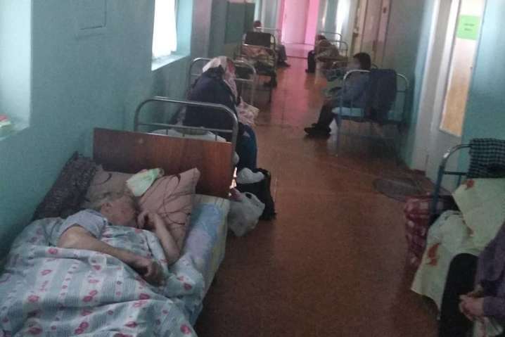 Кровати с больными в коридорах: впечатляющее видео из переполненной харьковской больницы