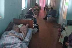В инфекционном отделении Купянской райбольницы коридор уже полностью заполнен пациентами – кровати стоят вдоль стен