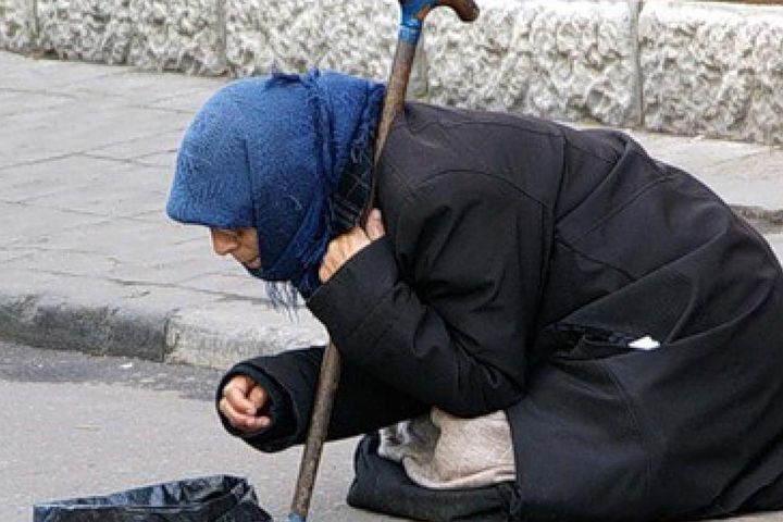 Фахівці розповіли, скільки в Україні жебраків і в кого вище ризики стати бідним