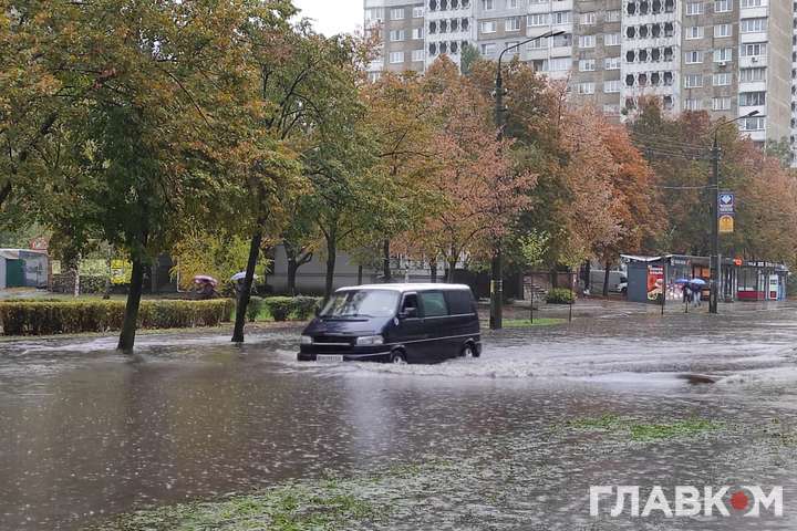 Через сильну зливу Київ знову «поплив»