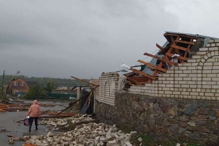 У Кропивницькому ураган зривав дахи з будинків та валив дерева (фото, відео)