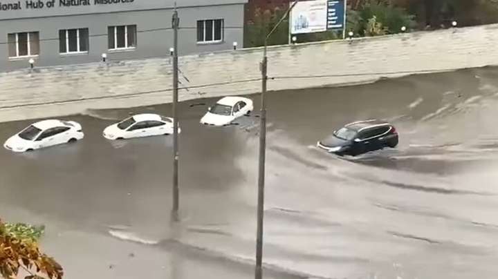 «Затопительный» сезон: по киевским улицам текли реки и плыли автомобили (фото, видео)