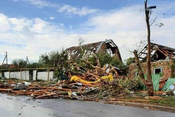 На Миколаївщині ураган повалив дерева та пошкодив десятки дахів