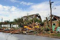 На Миколаївщині ураган повалив дерева та пошкодив десятки дахів