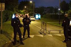 У передмісті Парижа чоловік обезголовив шкільного вчителя історії та географії, який показав дітям карикатури на пророка Мухаммеда