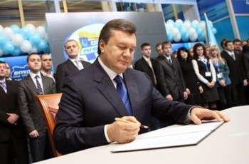 Виктор Янукович перестал путать свое с общественным. И посчитал все своим