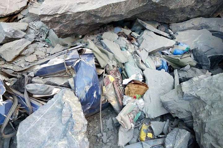 У Пакистані автобус потрапив під обвал у горах, ніхто не вижив 