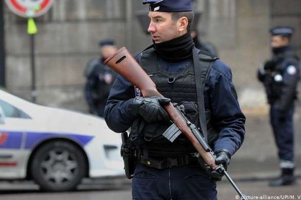 Франція планує вислати понад 200 осіб через убивство учителя під Парижем