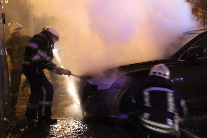 У дворі будинку на Борщагівці згорів автомобіль (фото)