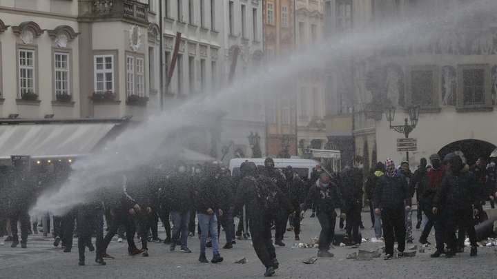 Антикарантинный митинг в Праге: полиция разогнала митингующих слезоточивым газом