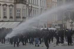 Антикарантинный митинг в Праге: полиция разогнала митингующих слезоточивым газом