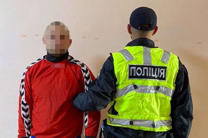 У Києві п’яні молодики намагалися увірватися до відділку поліції