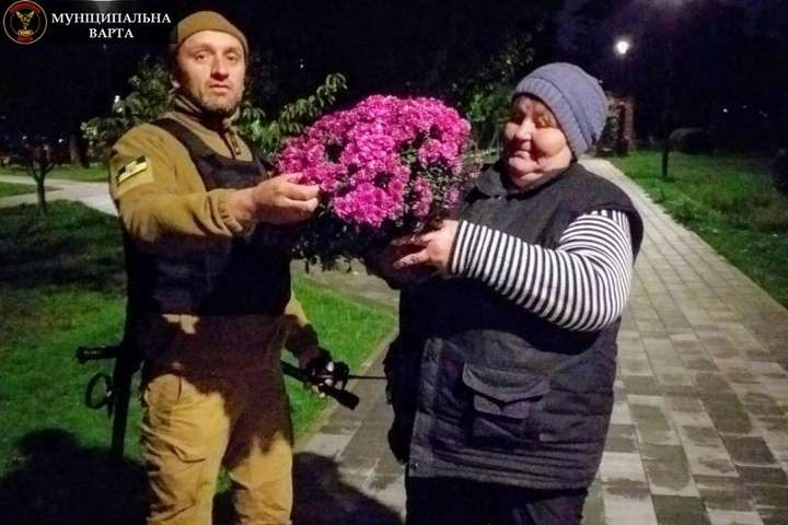Охоронці зловили в парку Кіото жінку, яка крала квіти для продажу (фото)