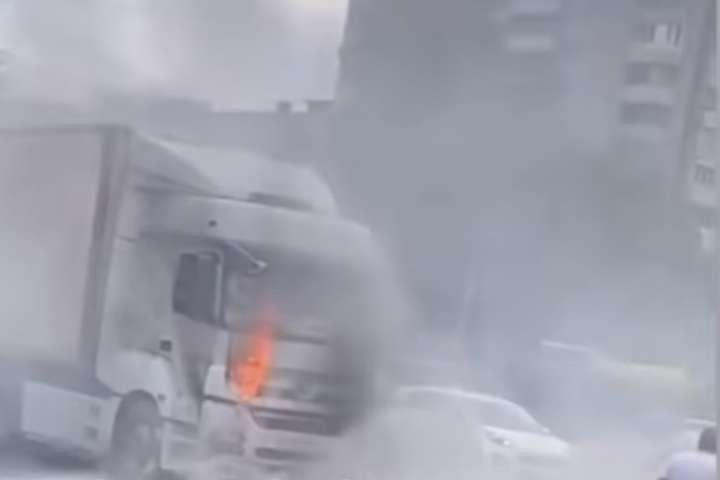 Біля метро «Лівобережна» на ходу загорілась вантажівка (відео)