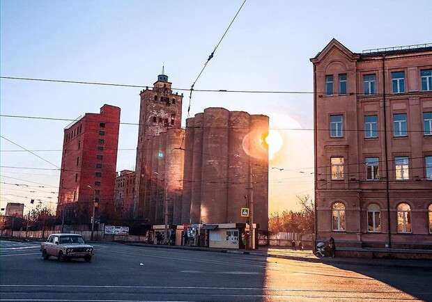 В Харькове взорвали старинный элеватор (фото, видео)