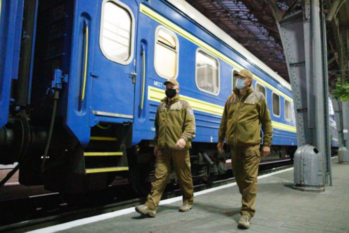 Поліція зупинила потяг «Львів-Київ» через двох «веселих» дівчат 