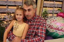 Шоумен-лекарь Евгений Комаровский показал своих внуков (фото)