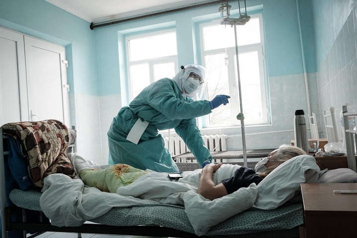 В українських лікарнях майже 70% ліжок зайняті хворими на коронавірус 