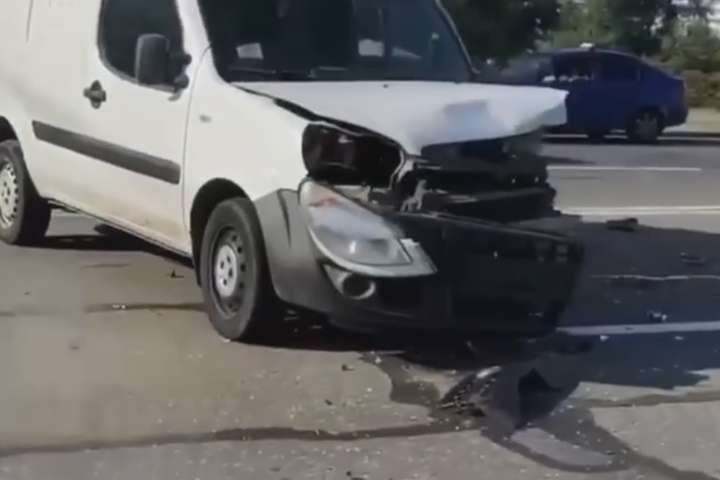 На Троєщині серйозне ДТП: автомобілі зіткнулися лоб в лоб (відео)