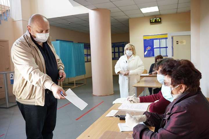 Всі виборчі дільниці Києва забезпечені масками та антисептиками
