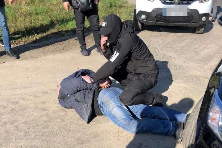 На хабарі затримано керівника служби автодоріг Фастова