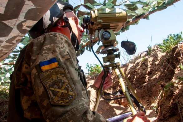 Окупанти на Донбасі двічі обстріляли українських захисників